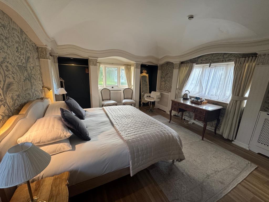 Lot: 43566 - COUNTRY ESTATE COMPRISING 5 BEDROOM MANOR HOUSE, WEDDING VENUE WITH 7 BEDROOM HOUSE, 6 ECO LODGES, 5 COTTAGES, 2 TENNIS COURTS, WORKSHOP AND ANCILLARY ACCOMMODATION - SET IN OVER 20 ACRES - Hayne Barn-Princes Suite